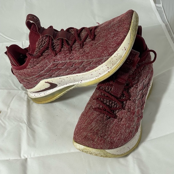 Nike Lebron XV Sz 9.5 Low Team Red Sneakers - Picture 2 of 4